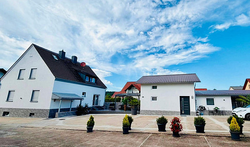 Wohnhaus mit mehreren möglichen Wohneinheiten und separatem Nebengebäude auf ca. 1110 m2 Grundstück