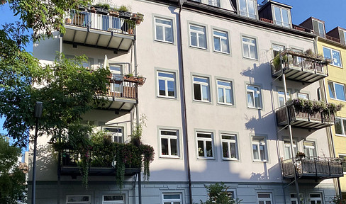 2-room apartment in a renovated historic building - quiet location, well-proportioned layout, available with no fixed term - kitchen/balcony - 2nd floor with elevator.