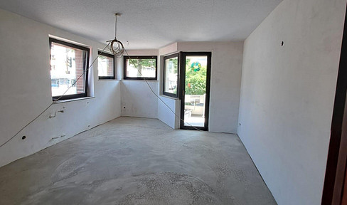 Helle Wohnung (wird saniert) in gepflegtem Haus im Zentrum. Stellplatz/Garage möglich.