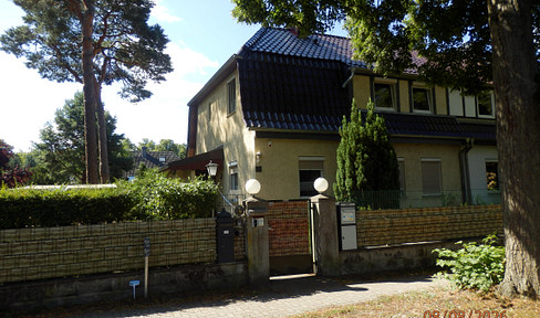 Modernized semi-detached house with two apartments, situated on a 403.50 square meter plot, including a garage.