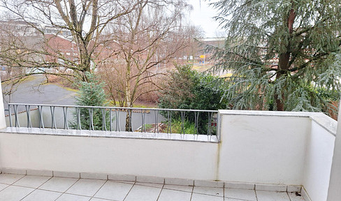 Renovated 3.5-room apartment with fitted kitchen and balcony (approx. 70 sqm) / Holsterhausen.