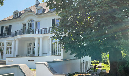 Furnished apartment in a historic villa, located in a prime spot on the Cologne waterfront.