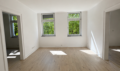 High-quality renovated 4-room apartment in a historic building, with fitted kitchen and balcony, located in a prime area of the Johannesviertel district.