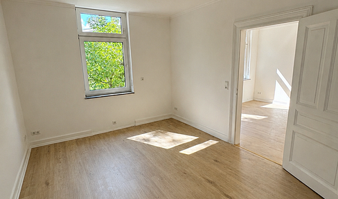 High-quality renovated 4-room apartment in a historic building, with fitted kitchen and balcony, located in a prime area of the Johannesviertel district.