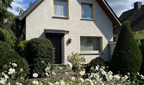 Detached single-family house in a quiet, cul-de-sac location – with a garden, garage, and plenty of potential.