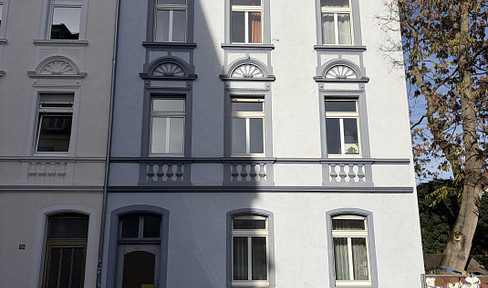 Well-maintained older building with 5 apartments, featuring wooden floors and 3-meter ceiling heights, located in a prime location with development potential.