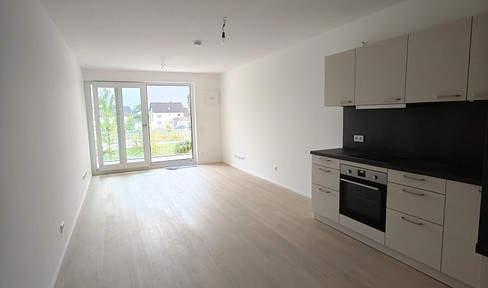 2-room apartment, available for the first time, starting November 1st. It's an 8-minute walk to the subway and S-Bahn (commuter rail) stations.