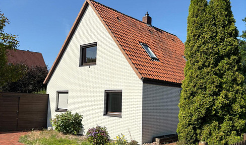 Detached single-family house with a double garage and a beautiful garden.