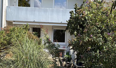 Charming terraced house in a quiet location with a garage.