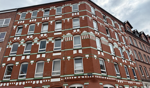 Sunny, quiet 2-room apartment in a historic building, centrally located in Kiel.