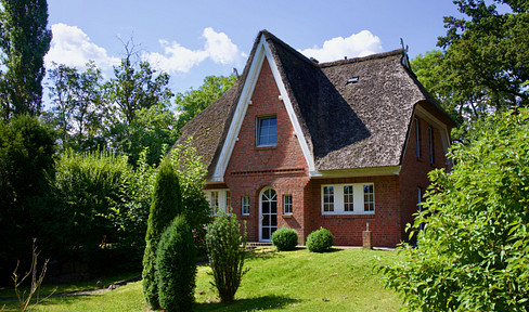 No fees: Thatched-roof house on a dream property, close to the sea, with potential for use as a holiday home – South Rügen.