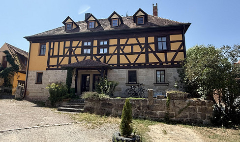 Top modernisierte Dachgeschosswohnung im Herrenhaus mit großer Terrasse im EG