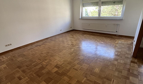 Newly renovated 75 m² apartment with balcony, elevator, and fitted kitchen in Hannover-Bothfeld-Vahrenheide.