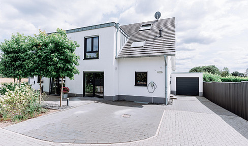 Hochwertige DHH mit Südgarten, PV, Wohnraumlüftung, 2 Wallboxen & ausgebautem Dachgeschoss