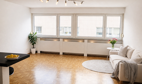 No agency fees: Bright, unfurnished 2-room apartment with elevator in a desirable location in Stuttgart-West.