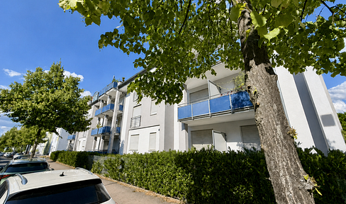 Completely free of fees and ground rent: Bright 3-room apartment with two balconies in the Frankfurter Bogen area.