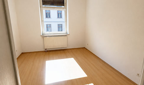 **Charming Old Building Apartment** Bright 2-room apartment with fitted kitchen and a sunny balcony, located near the university hospital.