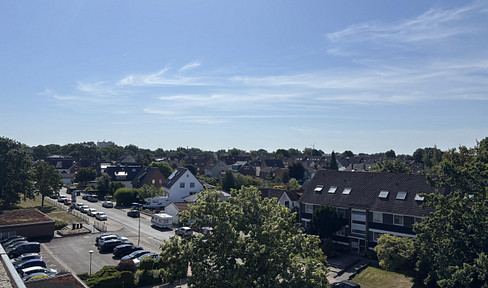 Frisch renovierte 3-Zimmer-Wohnung mit Deister-Blick, Balkon, Einbauküche & Fahrstuhl in Berenbostel