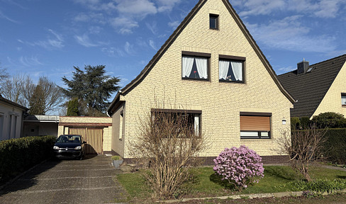 Detached house with a large plot of land, offering plenty of privacy and a variety of possibilities.