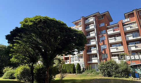Modern and centrally located: Bright apartment with a terrace in Glinde, featuring a new kitchen and elegant flooring.