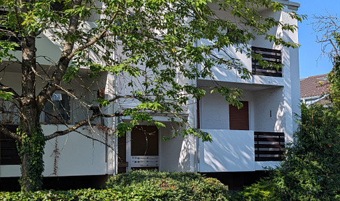 Beautiful, quiet 2-room apartment with 2 balconies and a parking space in Solln, available without any commission fees.