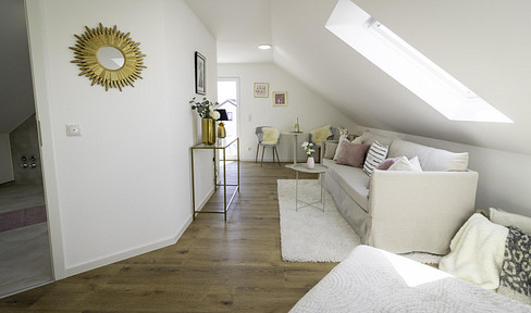 *Provisionsfrei**Neuwertig**Balkon**Klimaanlage**Dachgeschosswohnung 2. Obergeschoss Niederwerrn*