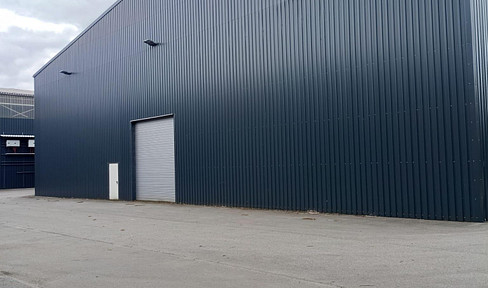 Warehouse building with 3,799 m² of storage space in the Hunderdorf industrial park – divisible into sections, starting from approximately 1,899 m². Hall 23.
