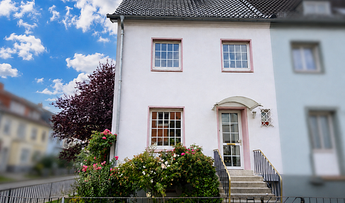 Terraced house with balcony and garage, located in a desirable area!