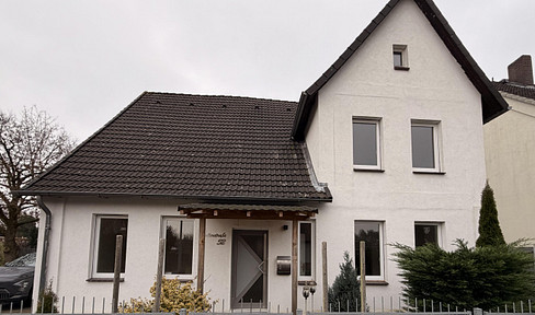 Sanierte 3-Zimmer-Wohnung mit Dachboden, Stellplatz und Gartenanteil