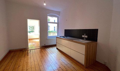 2-room apartment in a historic building, located near the Leibnitz University and the Welfengarten, including a kitchen.