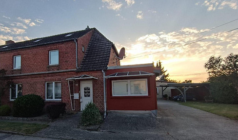 Spacious property in Güstrow: 190 m², large plot, swimming pool & workshop.