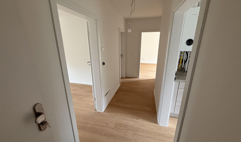 Completely renovated apartment on the 1st floor, featuring a large balcony, underfloor heating, and a parking space.
