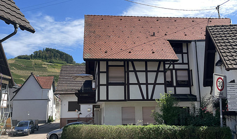 Versatile apartment building with charm and prime locations – Move in or invest in this idyllic small-town setting.