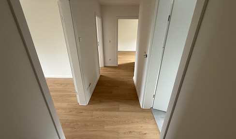 Renovated attic apartment with underfloor heating and a parking space, available for the first time.