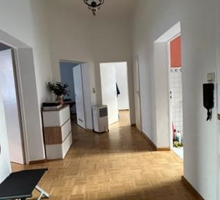 Well-proportioned apartment in a historic building, located near the Main river and Baseler Platz.