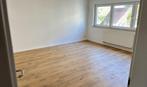 Immediately available and without any commission - Renovated 3-room apartment with balcony - Close to the subway.