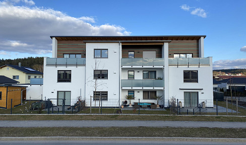 Spacious 3-room apartment with a 27 square meter rooftop terrace and a fitted kitchen, located in a central area of Bayerbach.