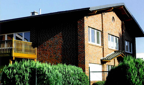 Bright 105 m² apartment with a south-facing balcony, parking space, and a quiet location.