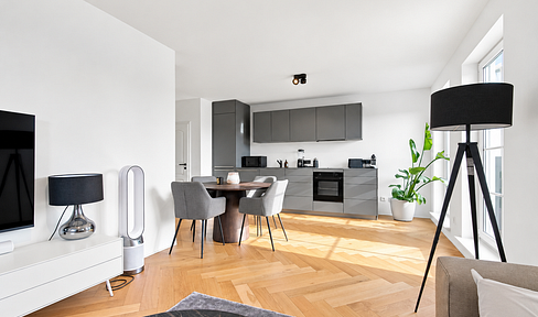 High-quality, modernised apartment on the top floor, located in a desirable residential area – no commission fees.