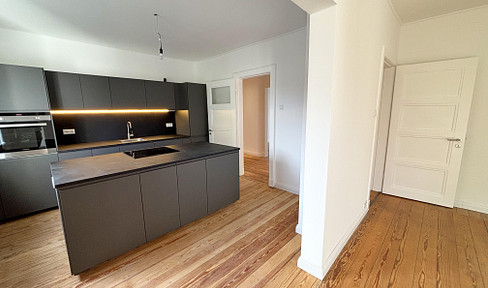 Modern 4-room apartment with a dream kitchen, available for the first time after renovation, no agency fees.