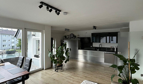 Zentrale 4 Zimmer-Wohnung mit zwei Balkonen im Niedrigenergiehaus