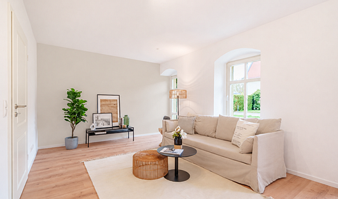 Newly renovated four-room apartment with a garden and parking space.