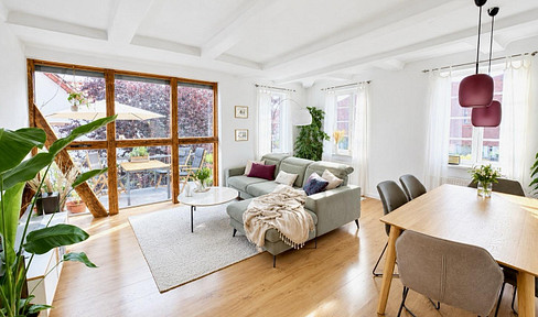 A hidden gem just outside Hildesheim: A bright, exclusive 4-room apartment with 2 bathrooms, located in a beautiful former monastery estate.