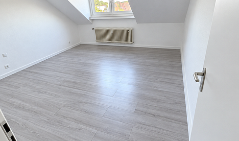 Newly renovated 3-room attic apartment with a garage.