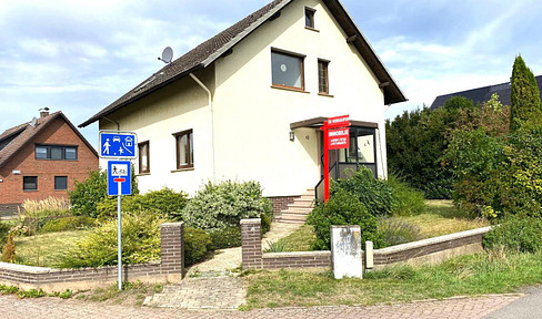 Detached single-family or two-family house with a garage, located in a quiet area (cul-de-sac) in Eisbergen.