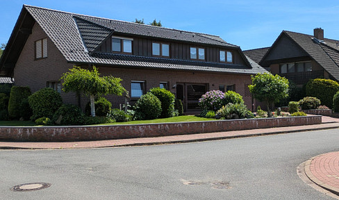 Spacious 5-room apartment with a home-like feel, 2 balconies, a double carport, and a garage.