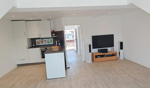Erstbezug nach Sanierung: helle Dachwohnung, Innenstadt Fürth