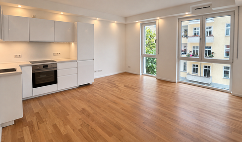 First occupancy in Prenzlauer Berg: Bright 3-room apartment with balcony, fitted kitchen, and elevator, accessible for people with disabilities.