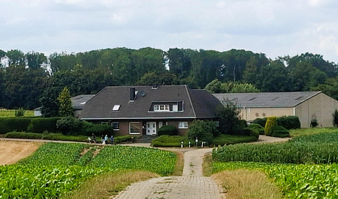 Settler's farm - Smallholding - Large house with an attached apartment, courtyard, and outbuildings.