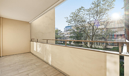 Bright 2.5-room apartment with a large southwest-facing balcony and fitted kitchen.